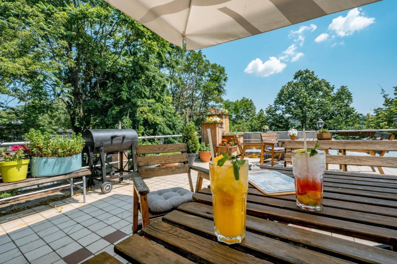 Island Hostel Budapest (Adults Only) Екстер'єр фото The terrace of the restaurant