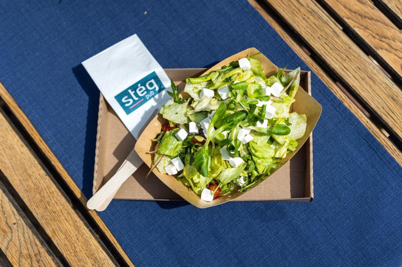 Island Hostel Budapest (Adults Only) Екстер'єр фото A salad from Stég