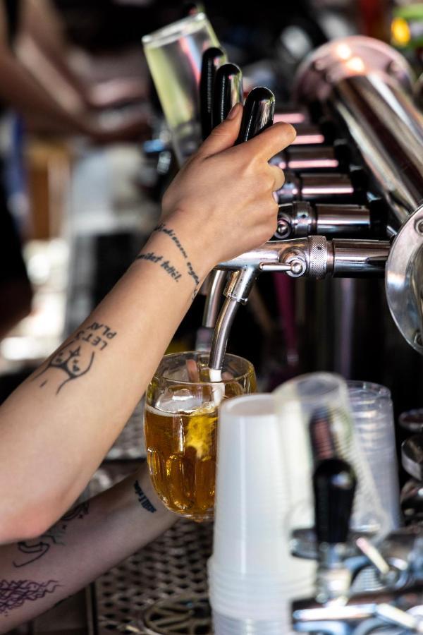 Island Hostel Budapest (Adults Only) Екстер'єр фото Beer tap