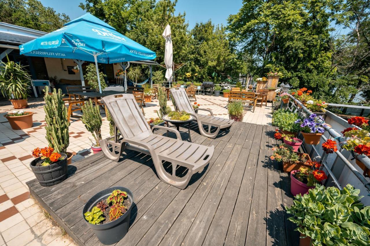 Island Hostel Budapest (Adults Only) Екстер'єр фото Rooftop garden