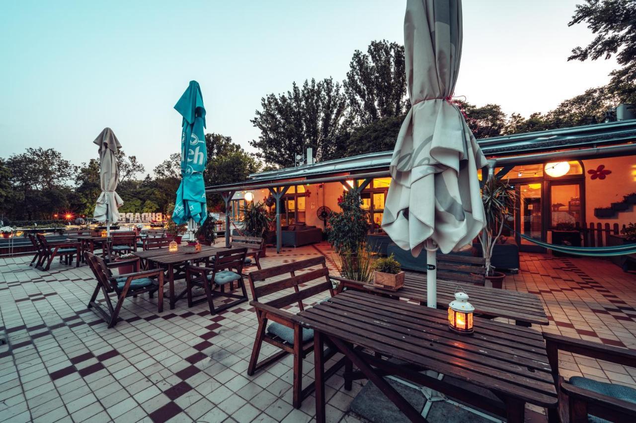 Island Hostel Budapest (Adults Only) Екстер'єр фото The restaurant at the park