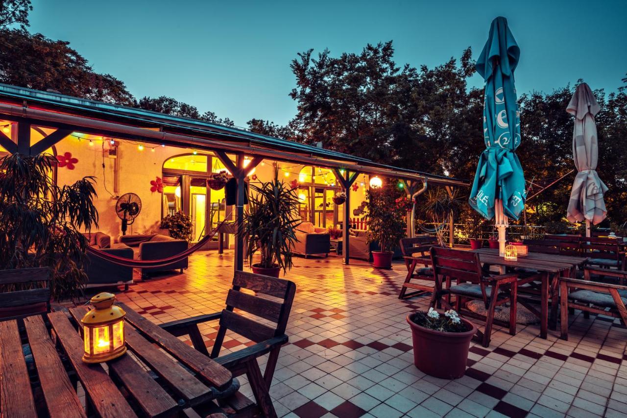 Island Hostel Budapest (Adults Only) Екстер'єр фото The restaurant at the hotel