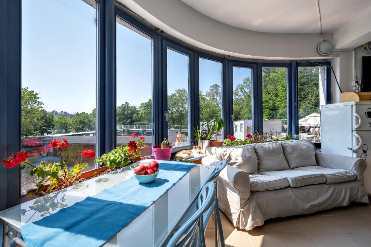 Island Hostel Budapest (Adults Only) Екстер'єр фото A modern balcony