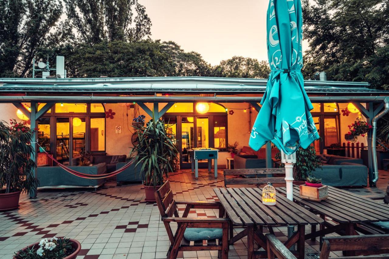 Island Hostel Budapest (Adults Only) Екстер'єр фото The restaurant at the station