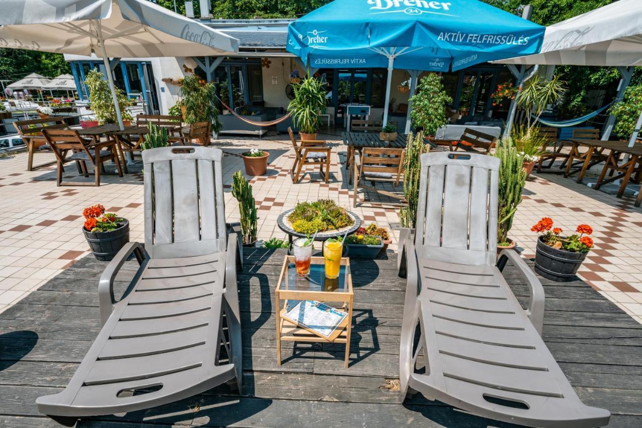 Island Hostel Budapest (Adults Only) Екстер'єр фото The terrace of the hotel