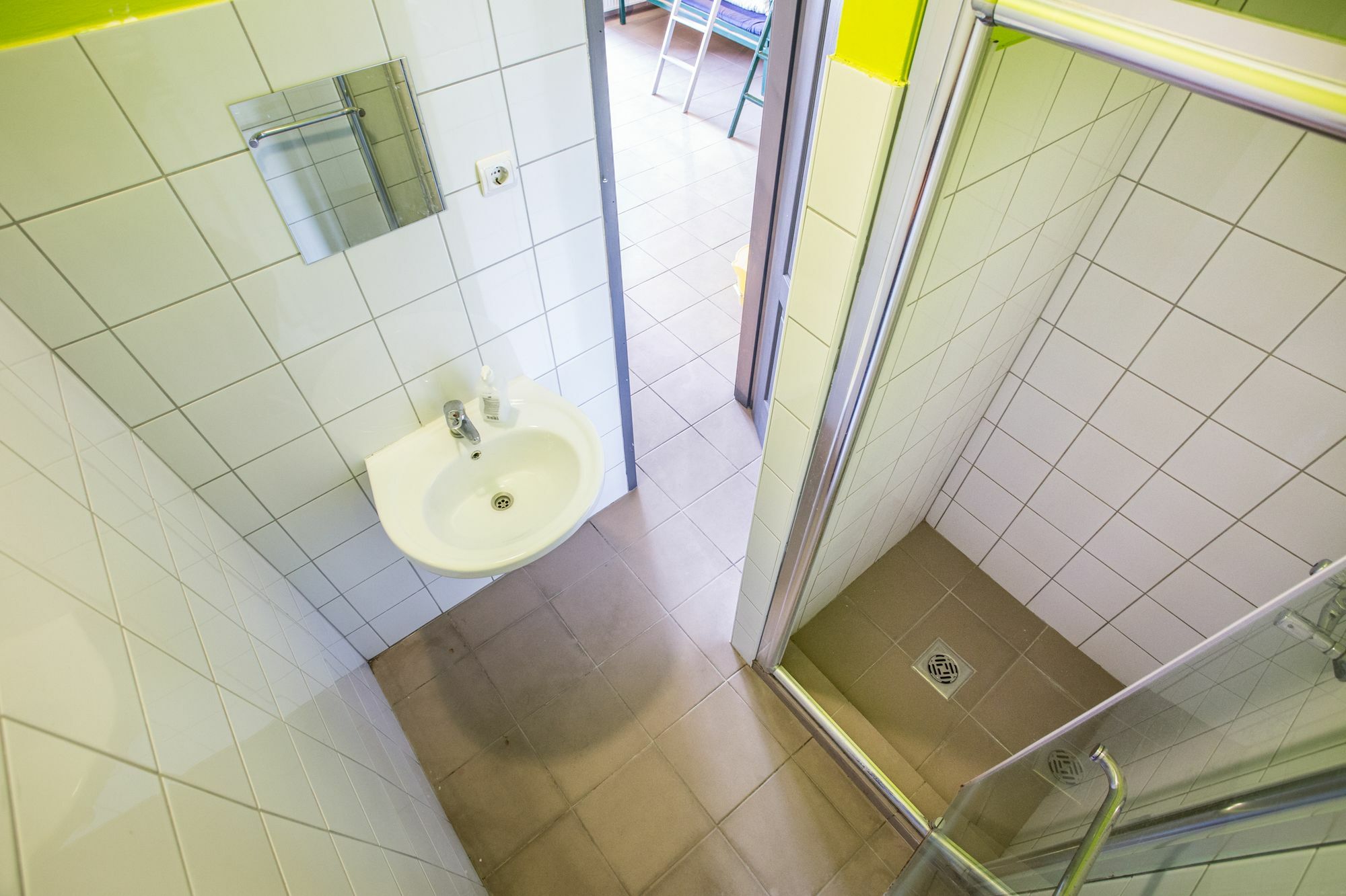Island Hostel Budapest (Adults Only) Екстер'єр фото A wet room